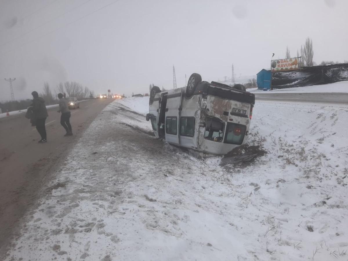Başkent&rsquo;te minib&uuml;s kazası: 10 yaralı