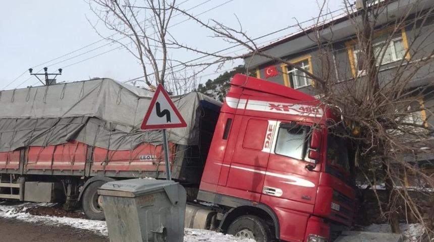 Nallıhan&rsquo;da bir tır şarampole d&uuml;şt&uuml;