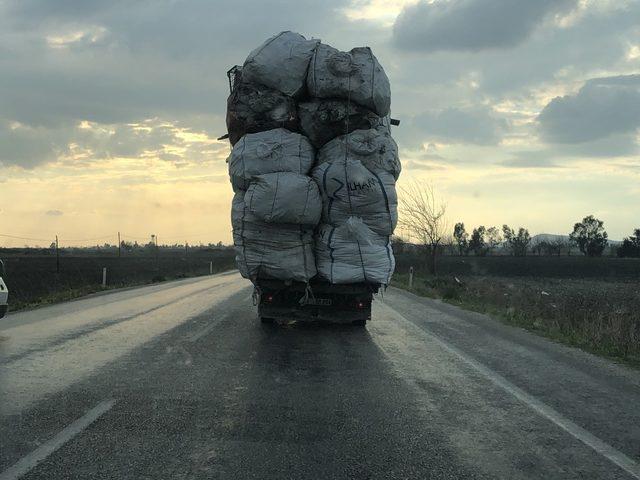 Aşırı yüklü kamyon tehlike saçtı