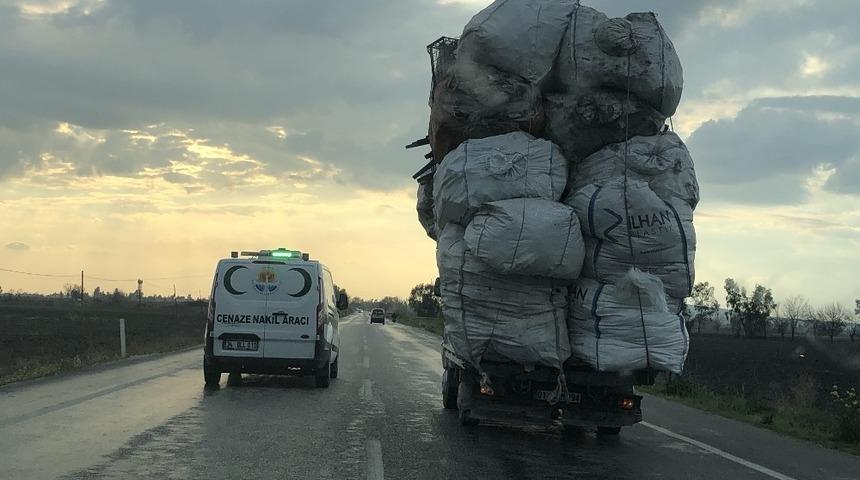 Aşırı yüklü kamyon tehlike saçtı