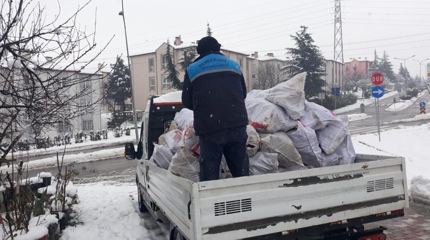 Başiskele&rsquo;de yakacak odun yardımı yapılıyor