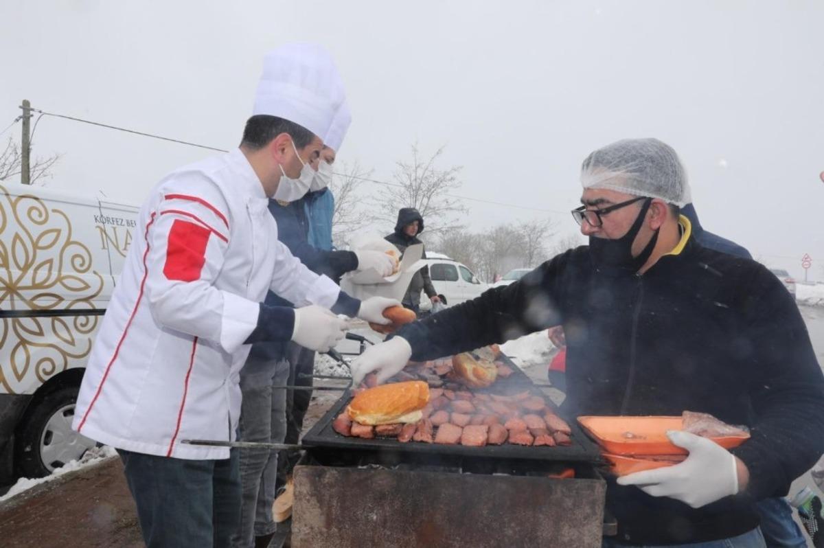 Kar &uuml;st&uuml;nde sucuk ekmek keyfi
