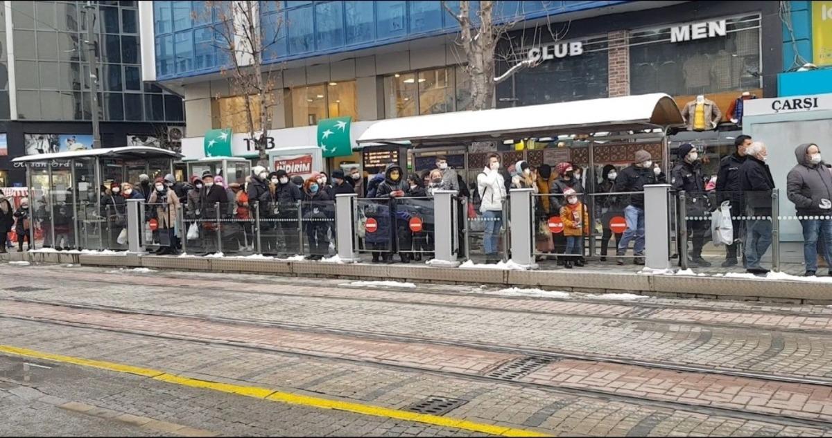 Tramvay durağından sosyal mesafesiz bildik g&ouml;r&uuml;nt&uuml;ler