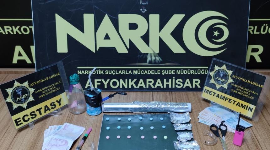 Afyonkarahisar polisinden eş zamanlı uyuşturucu operasyonu