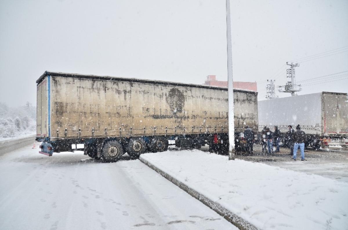 Yoğun karda kayan tır makas yaptı