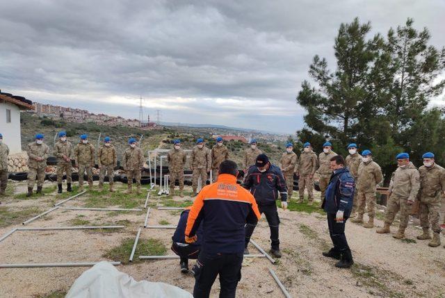 Jandarma personeline çadır kurma eğitimi