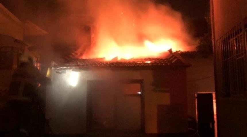 Burhaniye&rsquo;de bir apartmanın kazan dairesinde &ccedil;ıkan yangın korkuttu