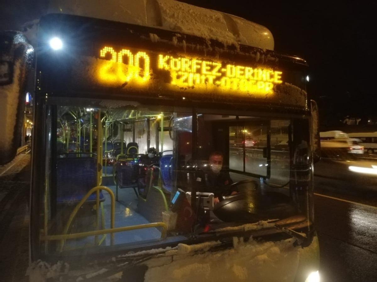 Yolda ve durakta kalan yayaları otob&uuml;se aldı