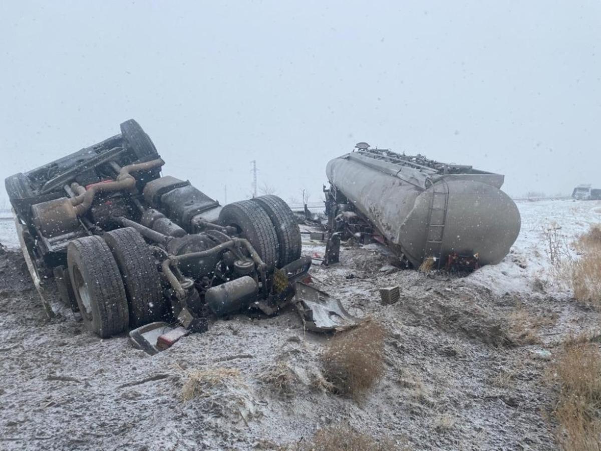 Konya&rsquo;da tanker devrildi, s&uuml;r&uuml;c&uuml; yaralandı
