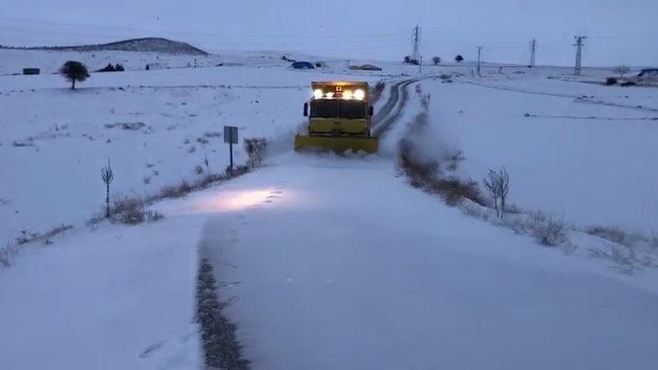 Karla kaplanan köy yolları ulaşıma açıldı: Mahsur kalan 3 araç kurtarıldı G1