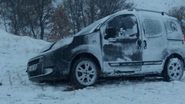 Karla kaplanan köy yolları ulaşıma açıldı: Mahsur kalan 3 araç kurtarıldı G2