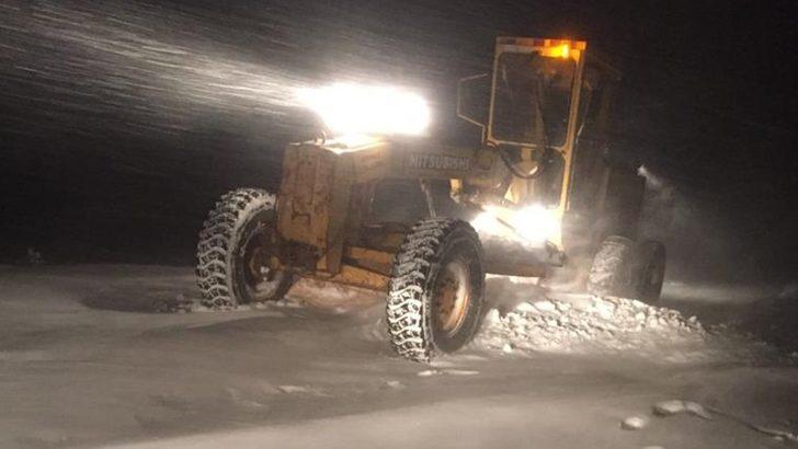 Karla kaplanan köy yolları ulaşıma açıldı: Mahsur kalan 3 araç kurtarıldı G3