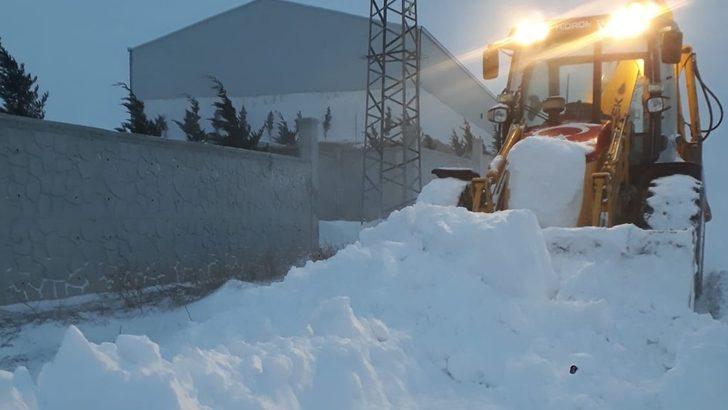 Karla kaplanan köy yolları ulaşıma açıldı: Mahsur kalan 3 araç kurtarıldı G5