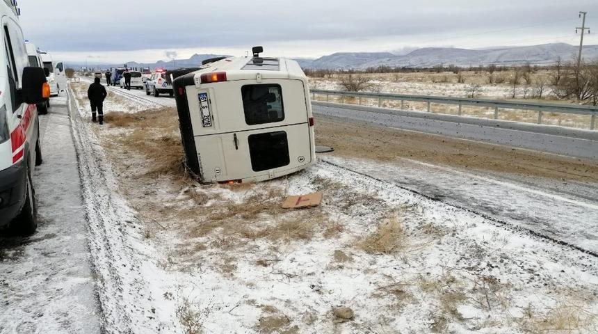 Kayseri&rsquo;de iş&ccedil;i servisi kaygan yolda devrildi: 10 yaralı