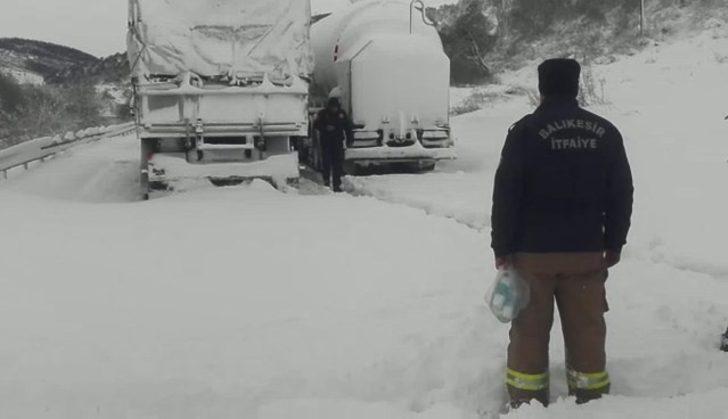 Balıkesir-Bursa yolu ulaşıma kapandı, mahsur kalan aileleri jandarma kurtardı G2