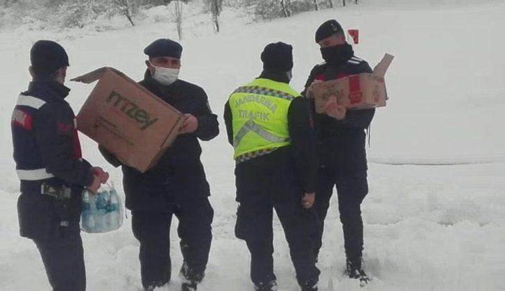 Balıkesir-Bursa yolu ulaşıma kapandı, mahsur kalan aileleri jandarma kurtardı G3