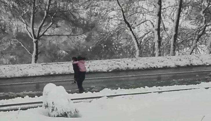 Balıkesir-Bursa yolu ulaşıma kapandı, mahsur kalan aileleri jandarma kurtardı G4