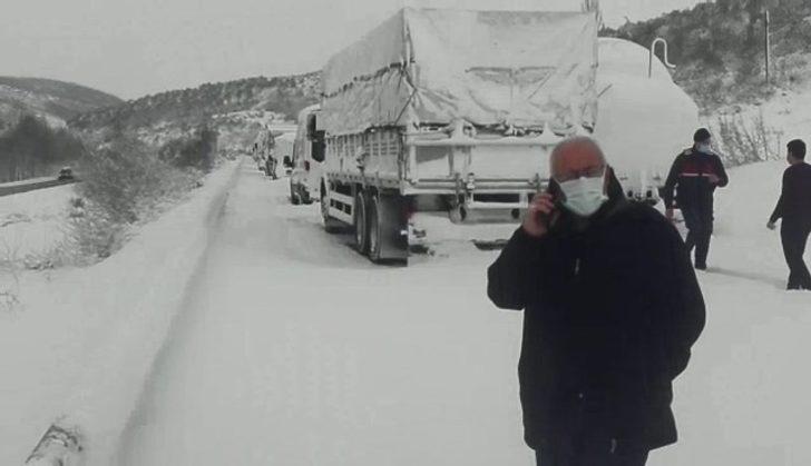 Balıkesir-Bursa yolu ulaşıma kapandı, mahsur kalan aileleri jandarma kurtardı G5