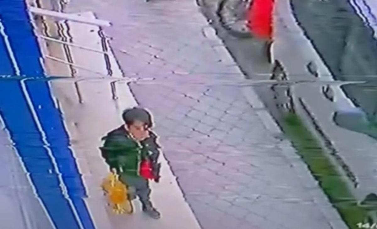 5 litrelik ay&ccedil;i&ccedil;eği yağının &ccedil;alınma anı g&uuml;venlik kamerasında
