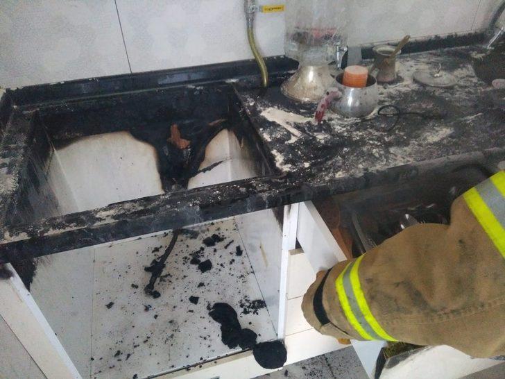 Burhaniye’de evin mutfağında çıkan yangını itfaiye söndürdü G4