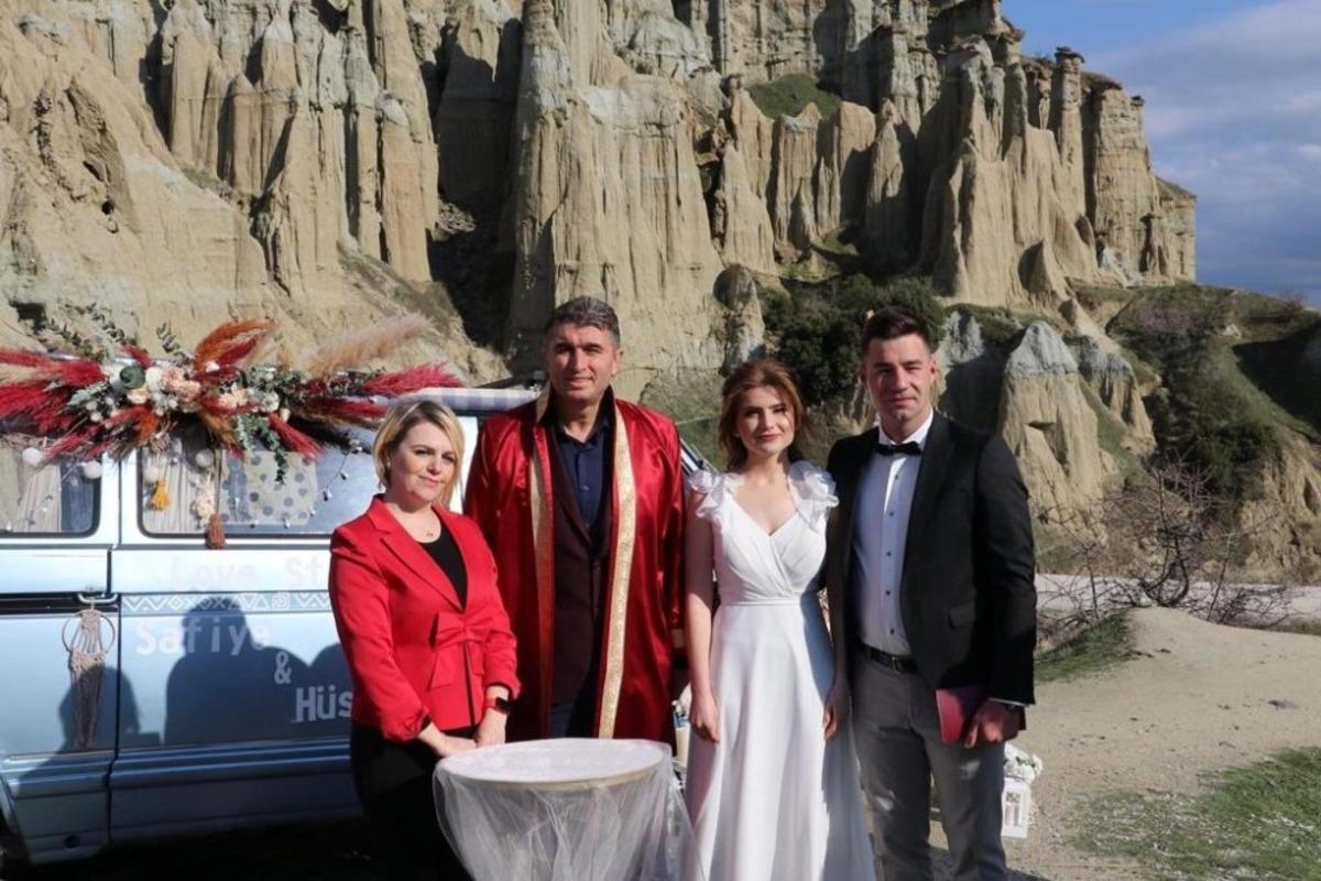 Nikahlarını Kula Peribacaları&rsquo;nda kıydılar