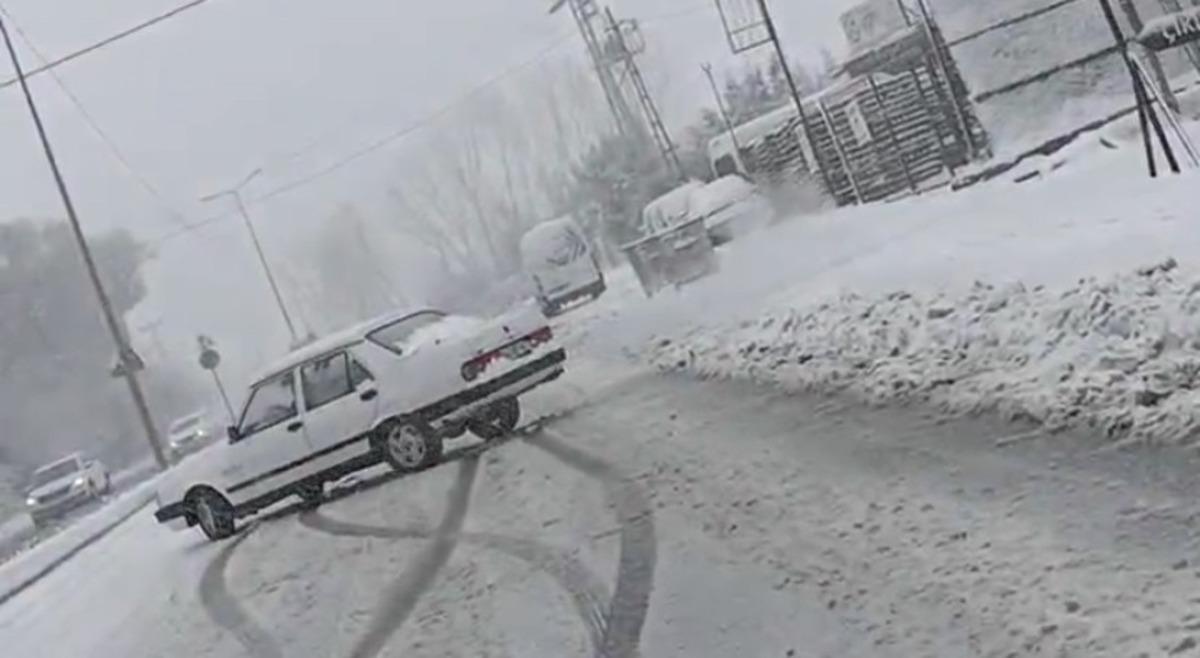 (&Ouml;zel) Karda bile &ldquo;drift&rdquo; yapan s&uuml;r&uuml;c&uuml;ler kamerada
