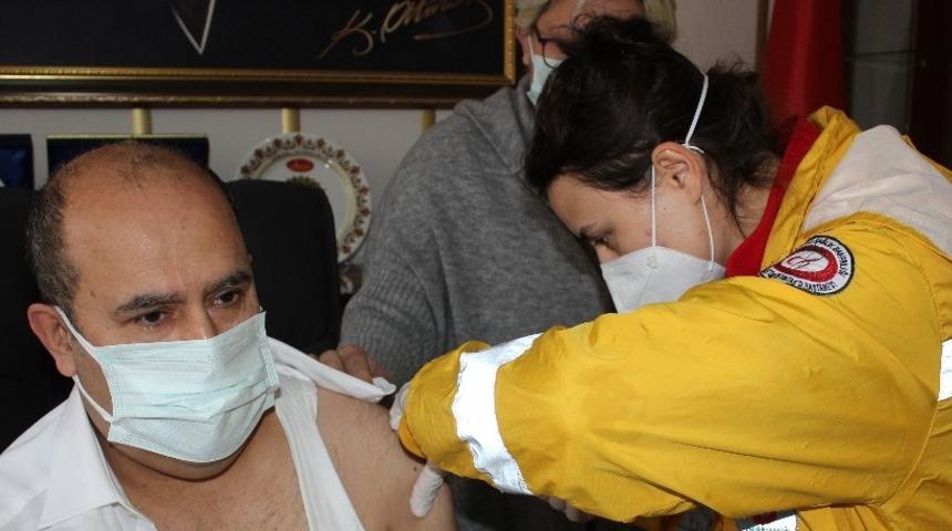 Kaymakam &Uuml;nal korona vir&uuml;s aşısının ilk dozunu yaptırdı