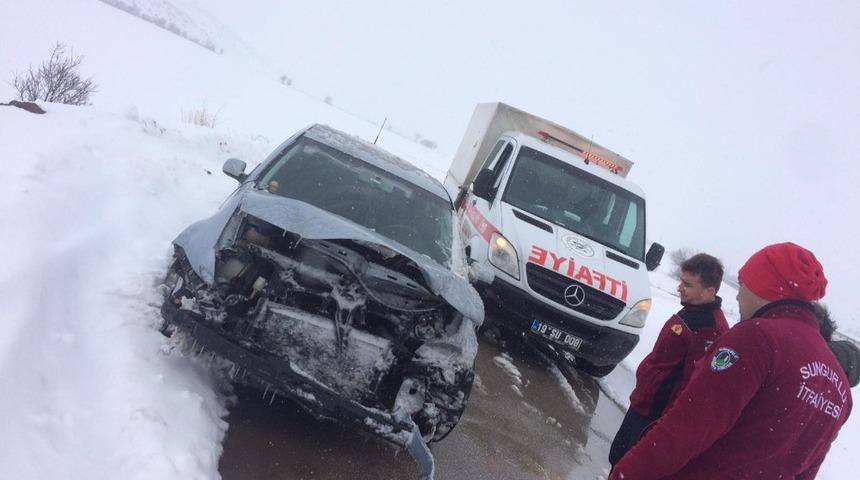 Otomobil bariyerlere çarptı