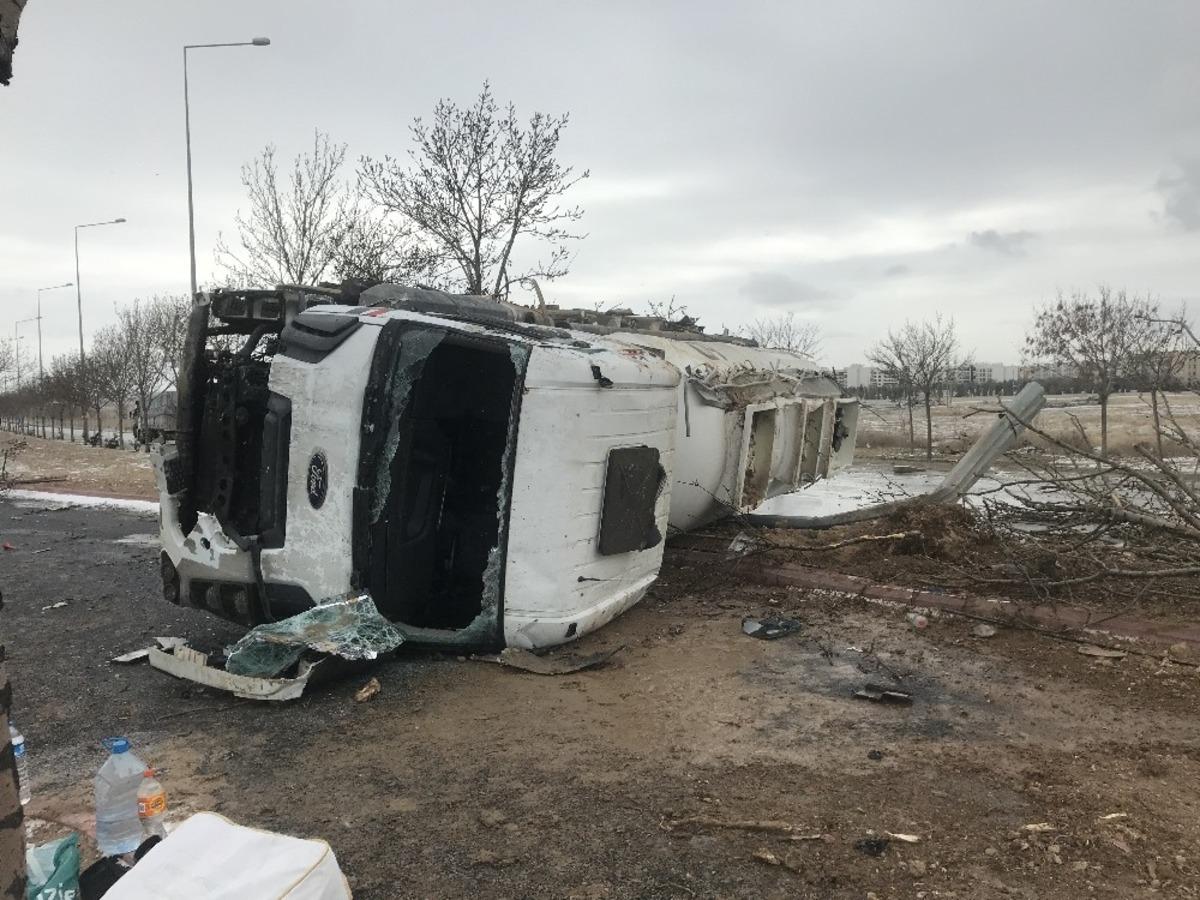 Devrilen tankerden tonlarca &ccedil;amaşır suyu yola aktı