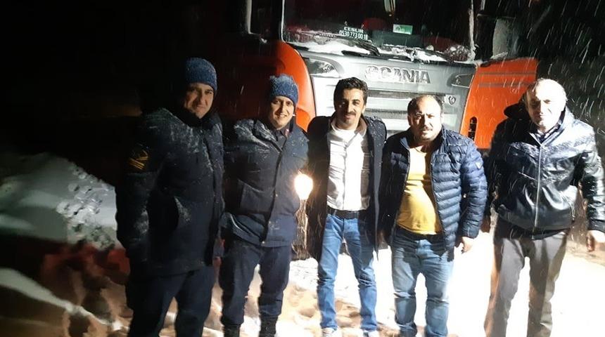 Karda mahsur kalan sürücülerin imdadına köy muhtar yetişti