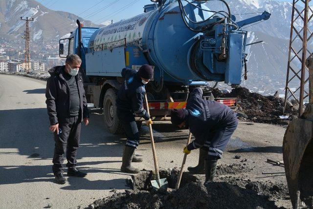 Hakkari’de kanalizasyon arızasıyla mücadele