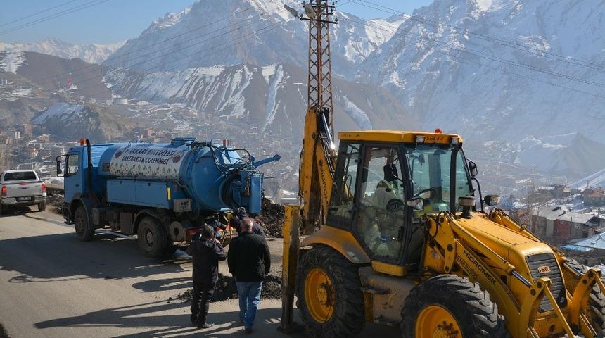 Hakkari&rsquo;de kanalizasyon arızasıyla m&uuml;cadele
