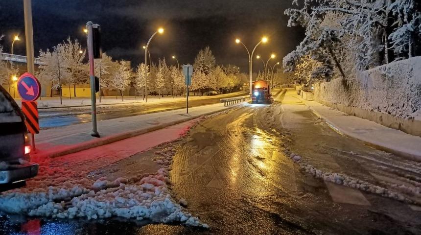Kocaeli&rsquo;de yol a&ccedil;ma ve tuzlama &ccedil;alışmaları s&uuml;r&uuml;yor