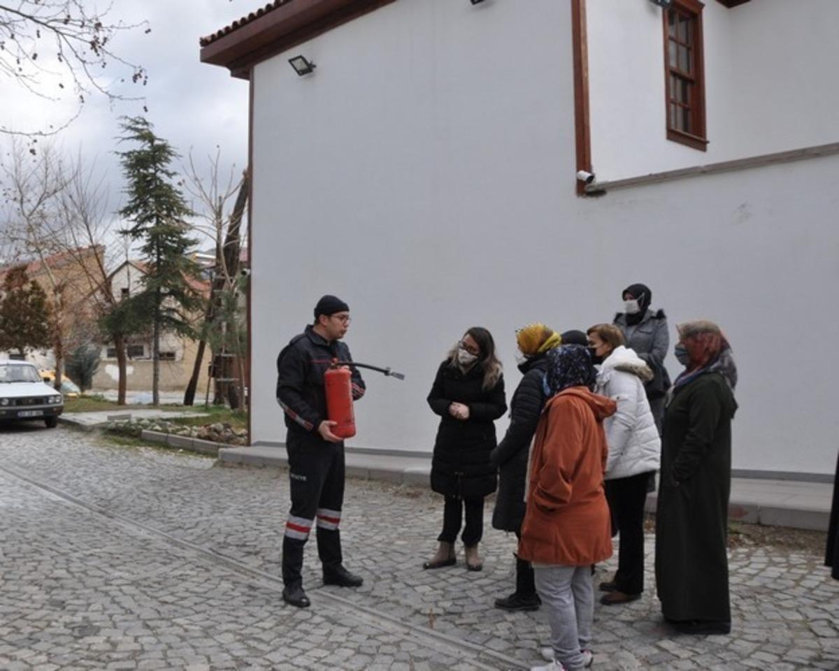 Sandıklı itfaiyesi yangın eğitimlerine devam ediyor