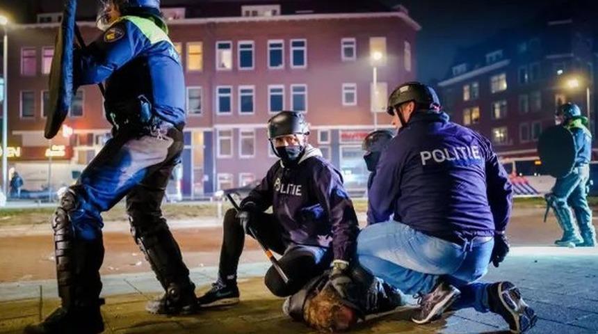 Covid: Hollanda'da mahkeme hükümetten sokağa çıkma yasağını derhal kaldırmasını istedi