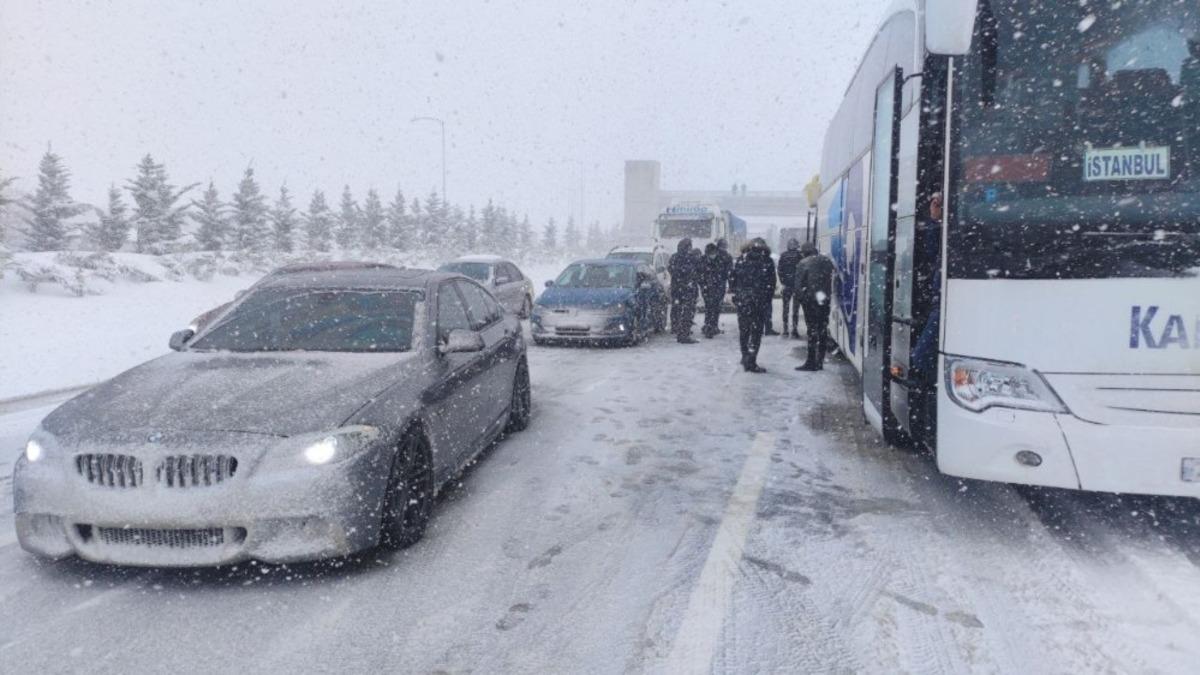Kazalar otoyolu trafiğe kapattı
