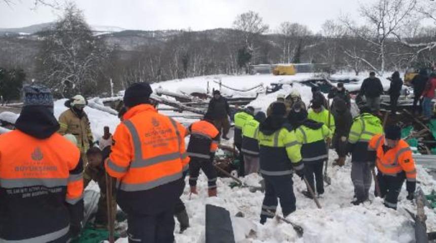 Şile'de ahırın çatısı çöktü! Çok sayıda hayvan kurtarılmaya çalışılıyor 