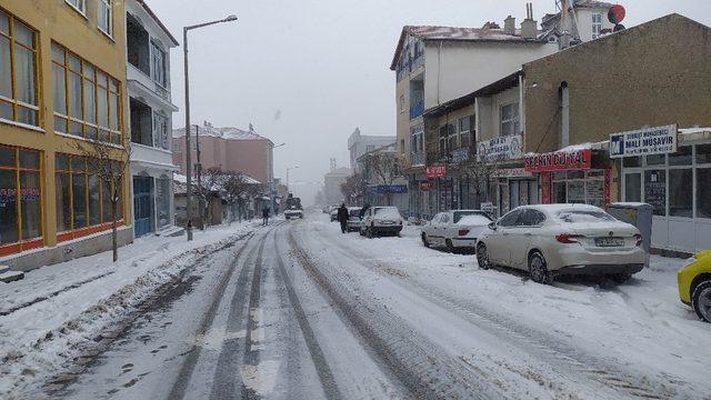 Yunak’ta kar yağışı etkili oldu