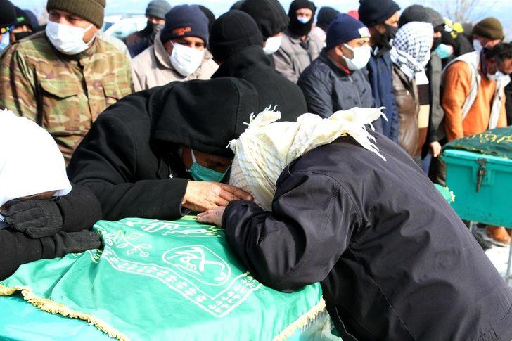 Manisa’da aile faciasında hayatını kaybeden 3 kişi toprağa verildi G1