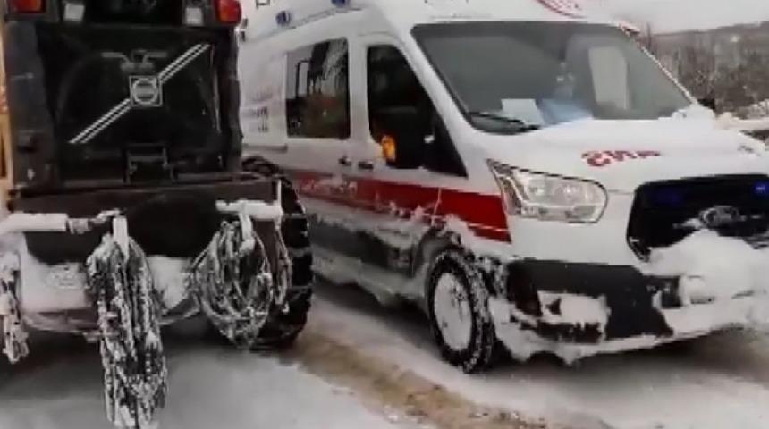 Kar yolları kapadı, mahsur kalan hasta böyle kurtarıldı