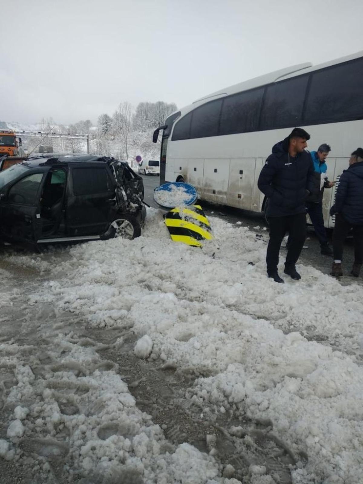 Afyon Belediye Y&uuml;ntaş voleybol takımını taşıyan otob&uuml;s kaza yaptı
