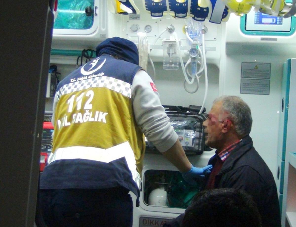Kazada kulağı kopan ara&ccedil; s&uuml;r&uuml;c&uuml;s&uuml;, aracını bırakıp ambulansa binmemek i&ccedil;in direndi