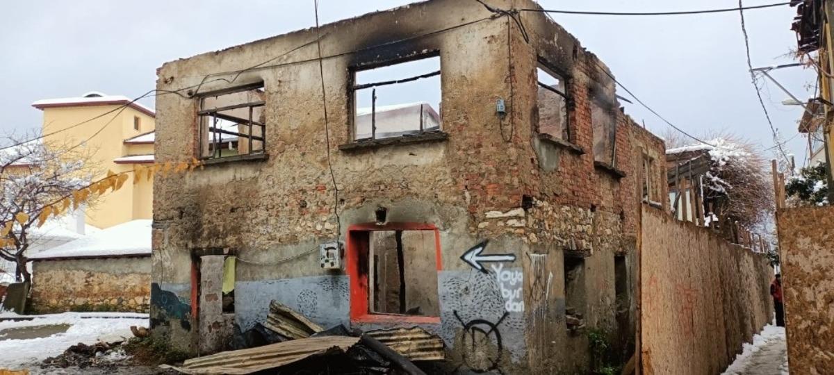 Elektrikli sobadan &ccedil;ıkan yangında piknik t&uuml;pleri patladı, ev k&uuml;le d&ouml;nd&uuml;