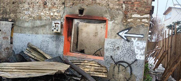 Elektrikli sobadan çıkan yangında piknik tüpleri patladı, ev küle döndü G3