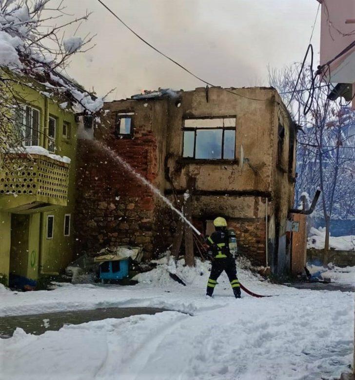 Elektrikli sobadan çıkan yangında piknik tüpleri patladı, ev küle döndü G4