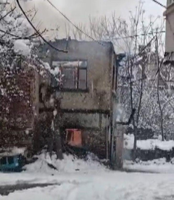 Elektrikli sobadan çıkan yangında piknik tüpleri patladı, ev küle döndü G5