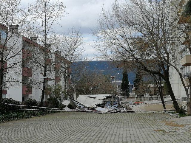 Şiddetli rüzgar, Meslek Yüksek Okulu’nun dış cephesini uçurdu