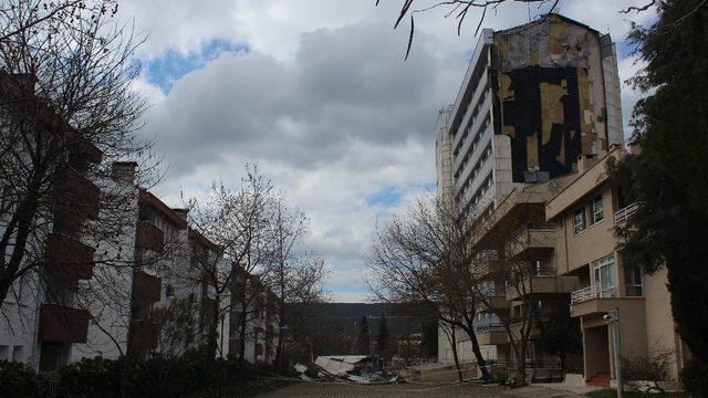Şiddetli rüzgar, Meslek Yüksek Okulu’nun dış cephesini uçurdu