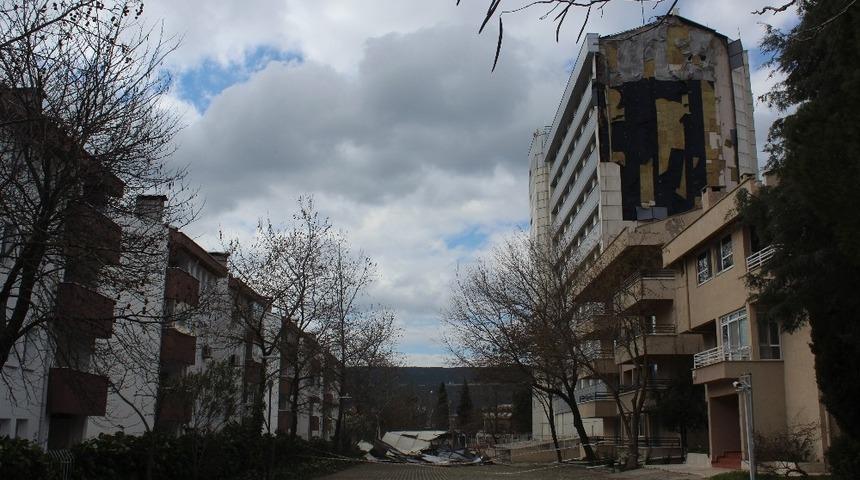 Şiddetli r&uuml;zgar, Meslek Y&uuml;ksek Okulu&rsquo;nun dış cephesini u&ccedil;urdu
