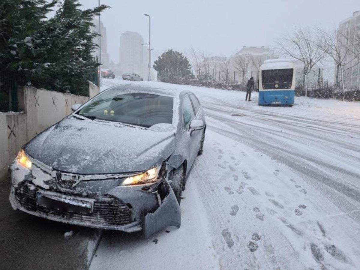 (&Ouml;zel) İstanbul&rsquo;da minib&uuml;stekilerin dehşeti yaşadığı feci kaza kamerada
